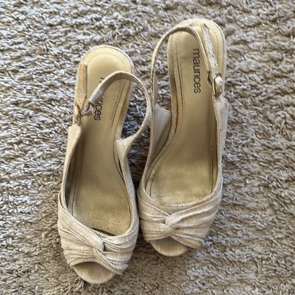 Women’s size 7 beige wedge sandals - Picture 3 of 5